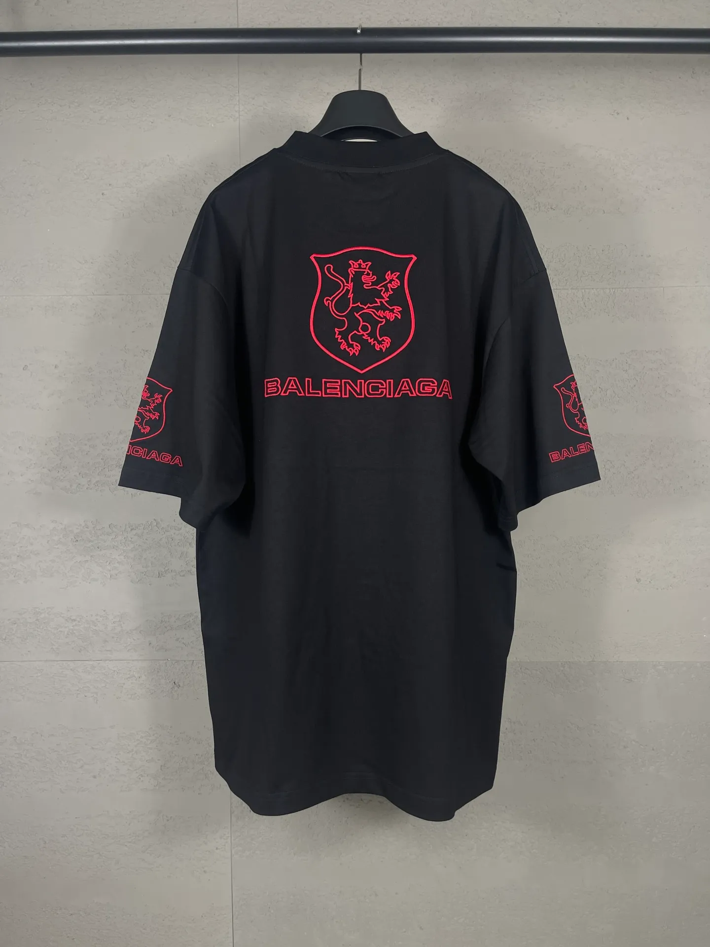 【 . Quality】BALENCI*GA/ BALENCI*GA#New Arrival，2025New Arrival LION CLUB LOGO T . 。 ZP . 260 ， . . . . Color Change。 。 ， 。 。 . OS . Same Style ：BL 253623 ：Black Size：XS S M L